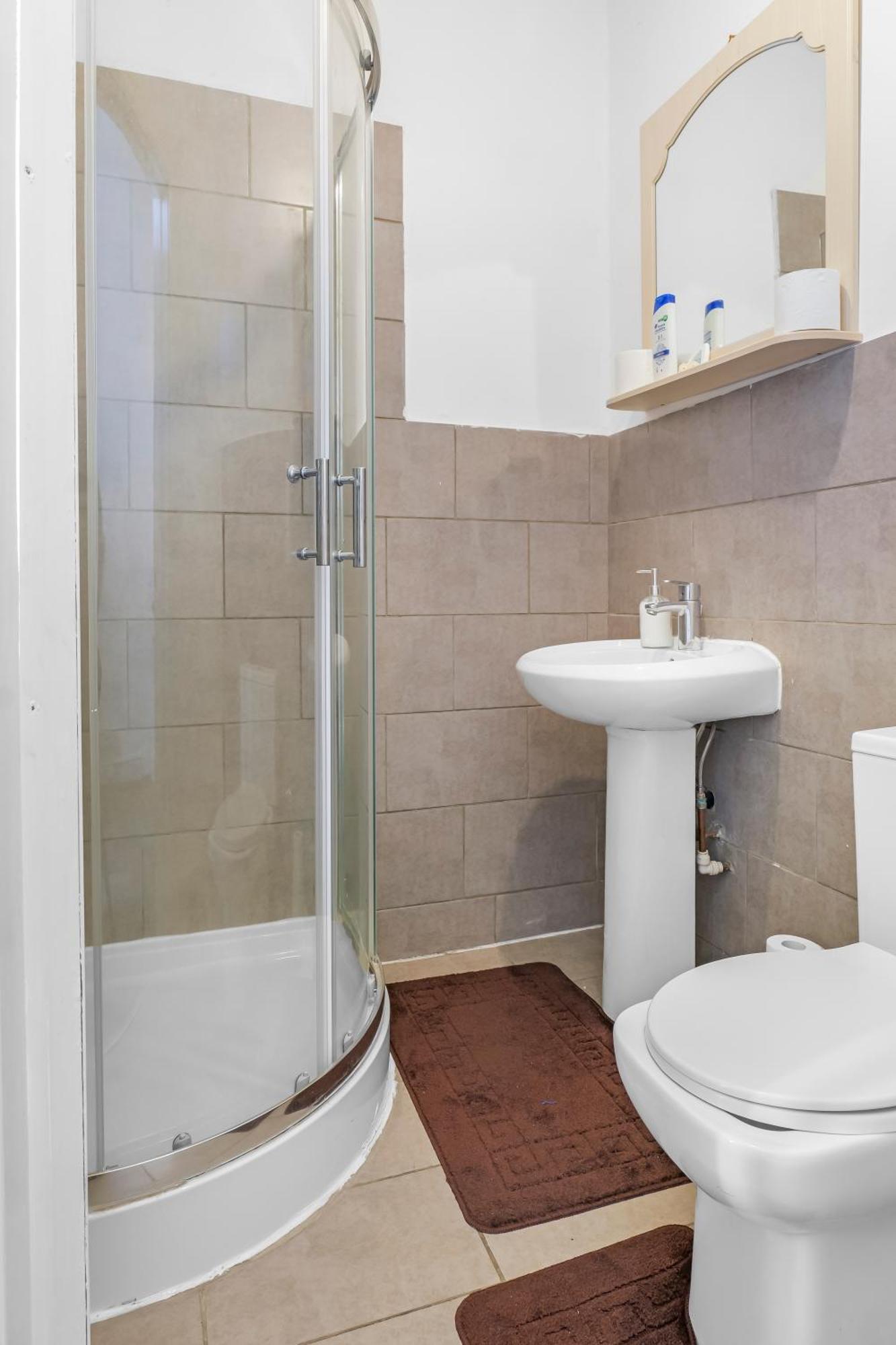 Rochdale 3 Bedroom House 2 Bath With Free Parking Sleeps 7 Extérieur photo