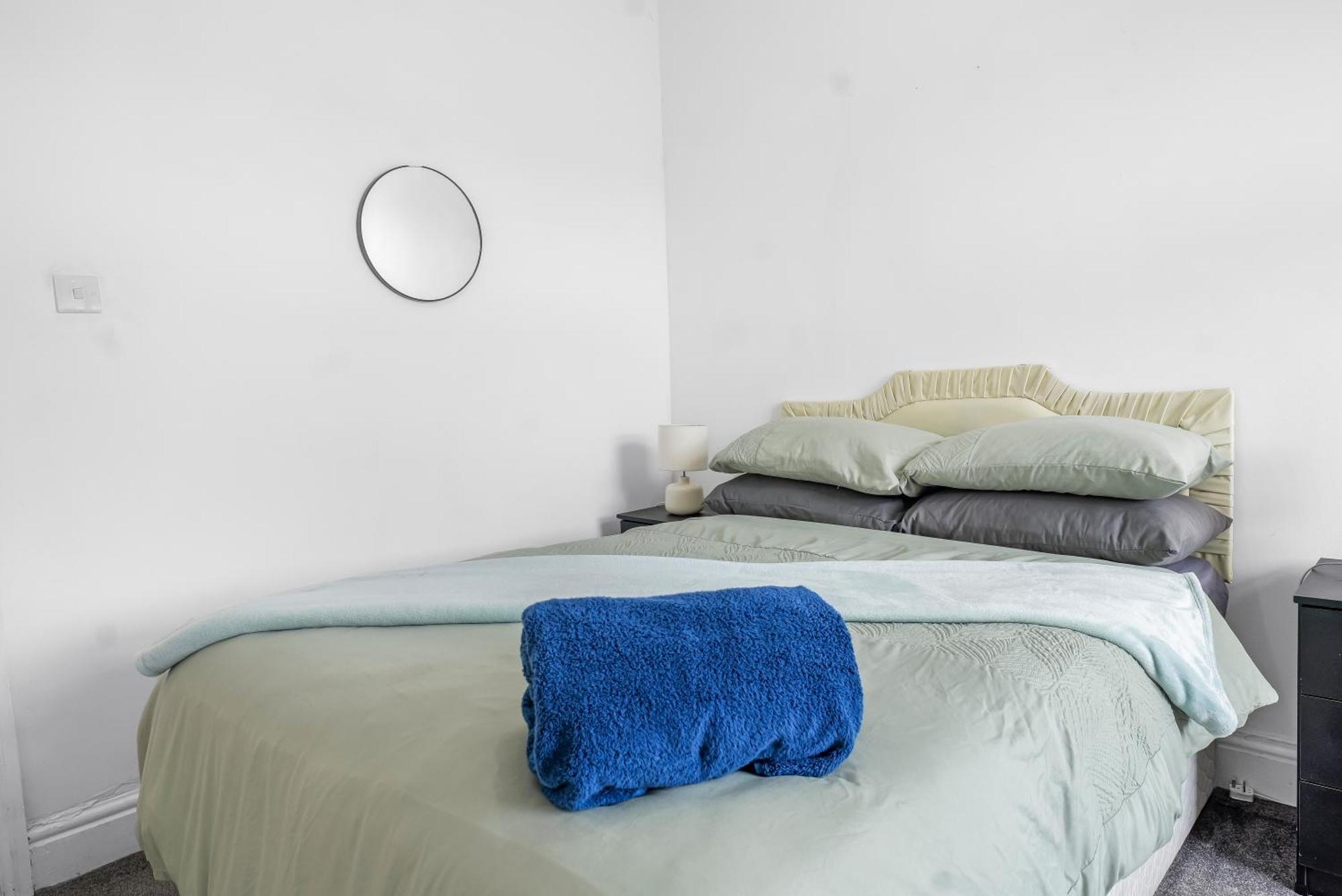 Rochdale 3 Bedroom House 2 Bath With Free Parking Sleeps 7 Extérieur photo