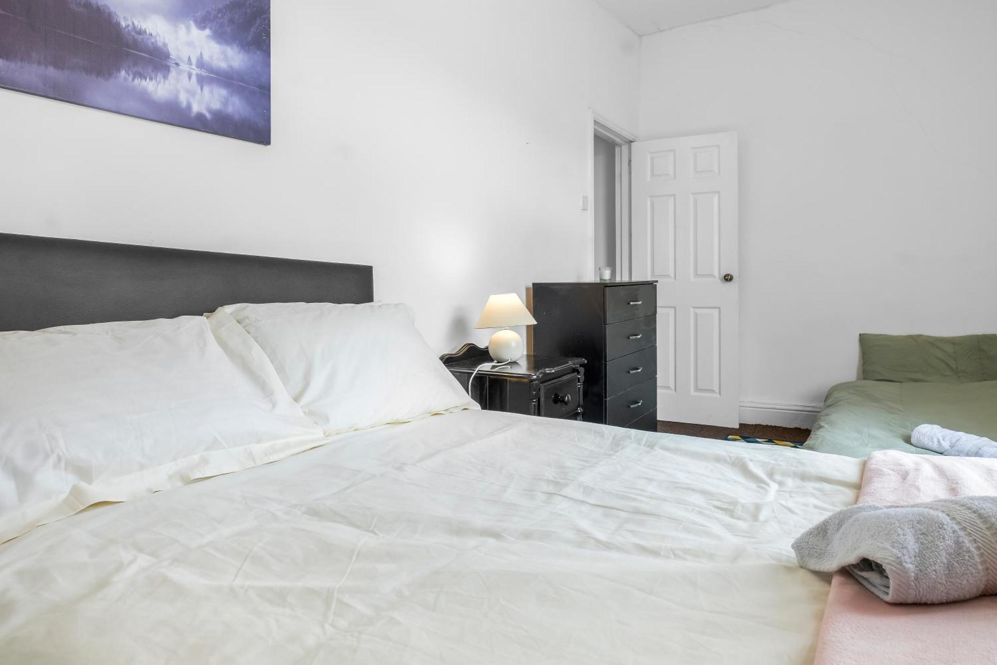 Rochdale 3 Bedroom House 2 Bath With Free Parking Sleeps 7 Extérieur photo